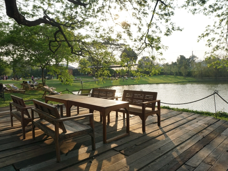 ที่นั่งริมบ่อน้ำร้านคาเฟ่ Mulberry Mellow